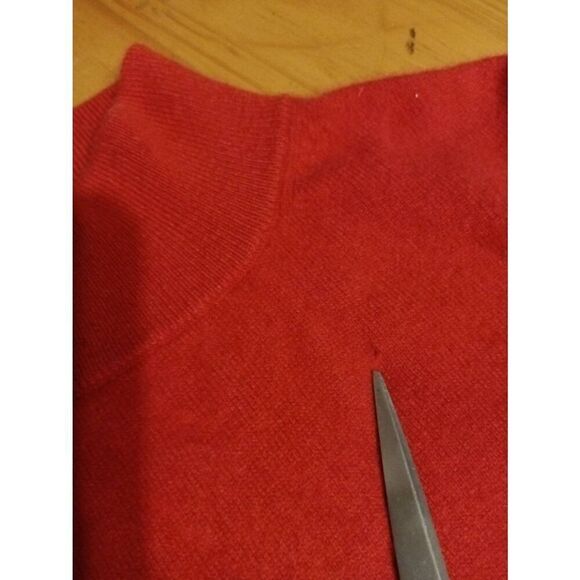 Investments brand Cashmere Sweater Size: Medium (0792) - Picture 8 of 8